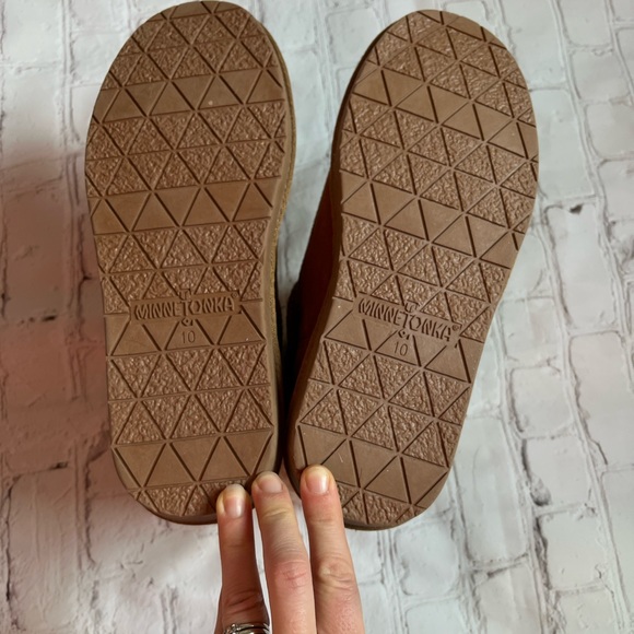 Minnetonka Sherpa lined booties - Picture 4 of 6